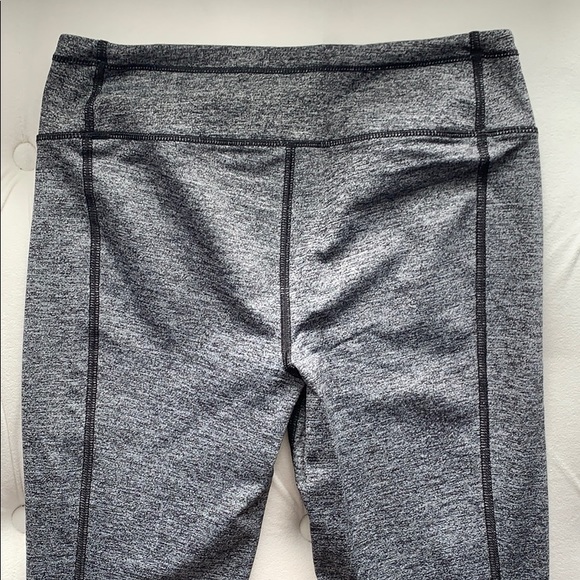 Victoria Secret workout leggings in salt grey. - Picture 2 of 4